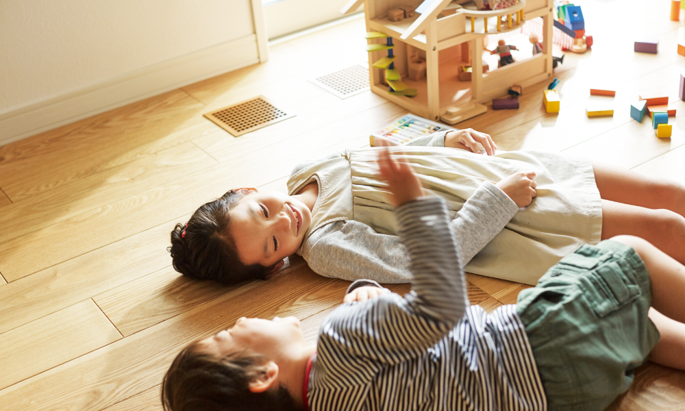 室内で子どもたちがくつろいで遊ぶ様子の写真