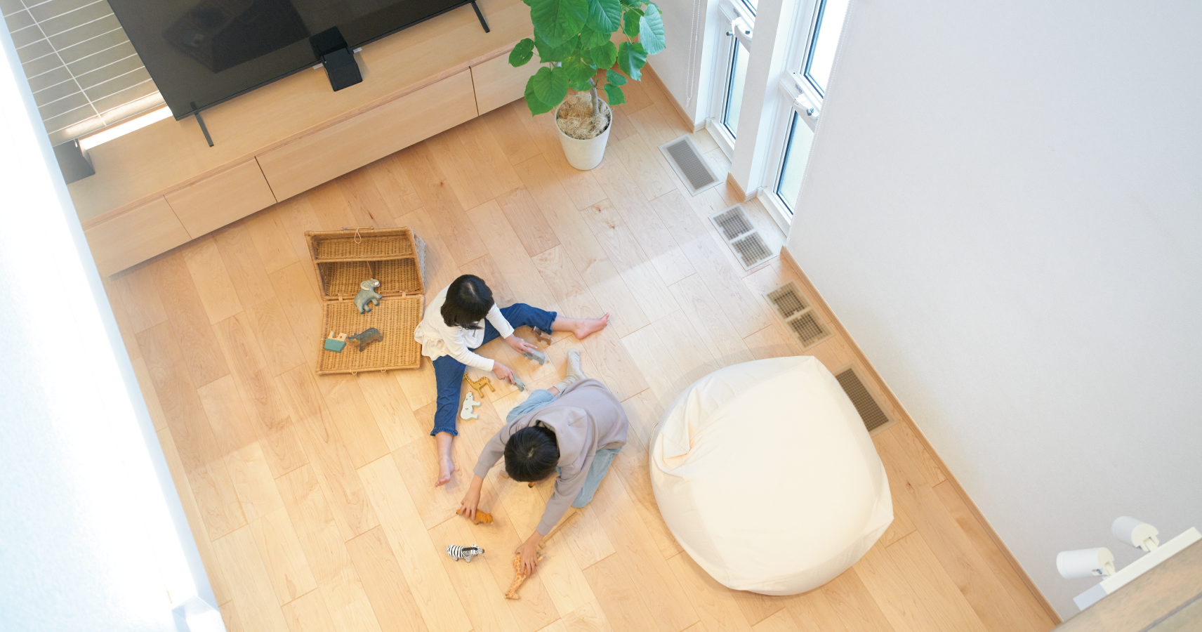 広々としたリビングで快適に過ごしている写真