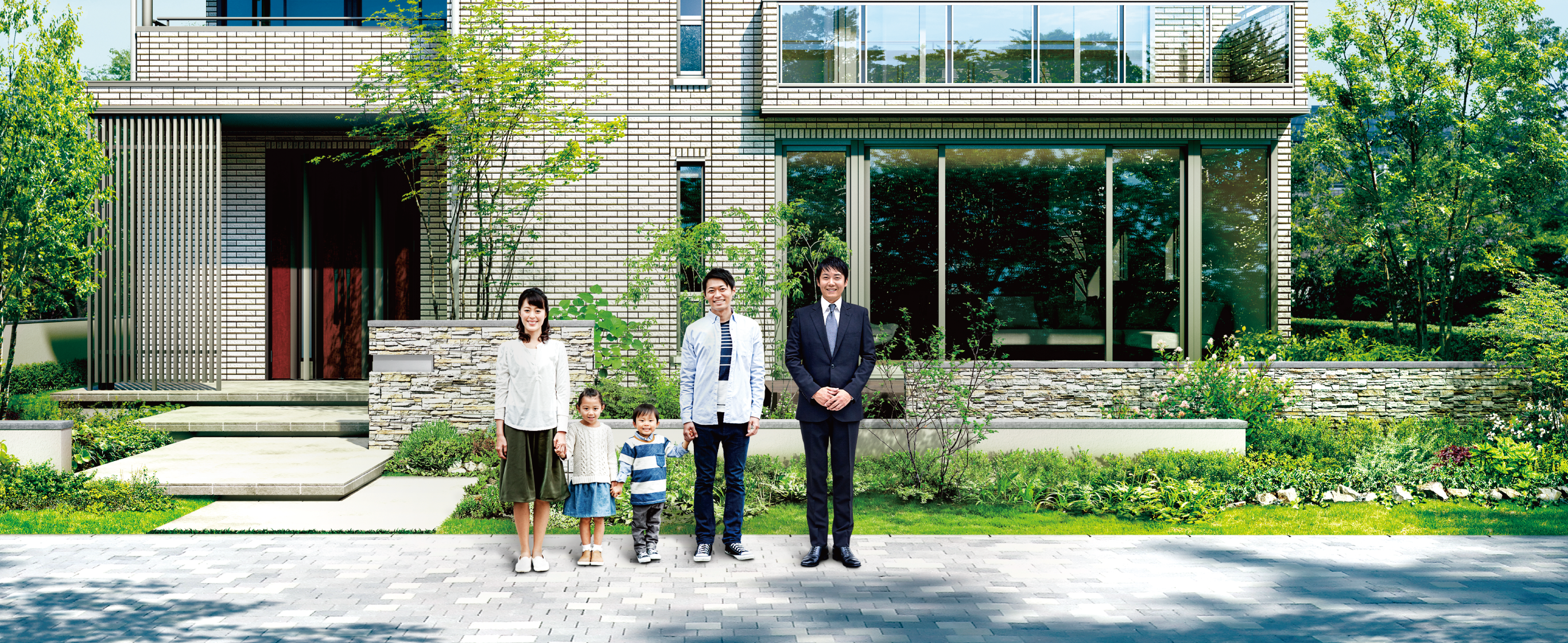 家の前で家族とスーツ姿の男性が並んで立っている写真