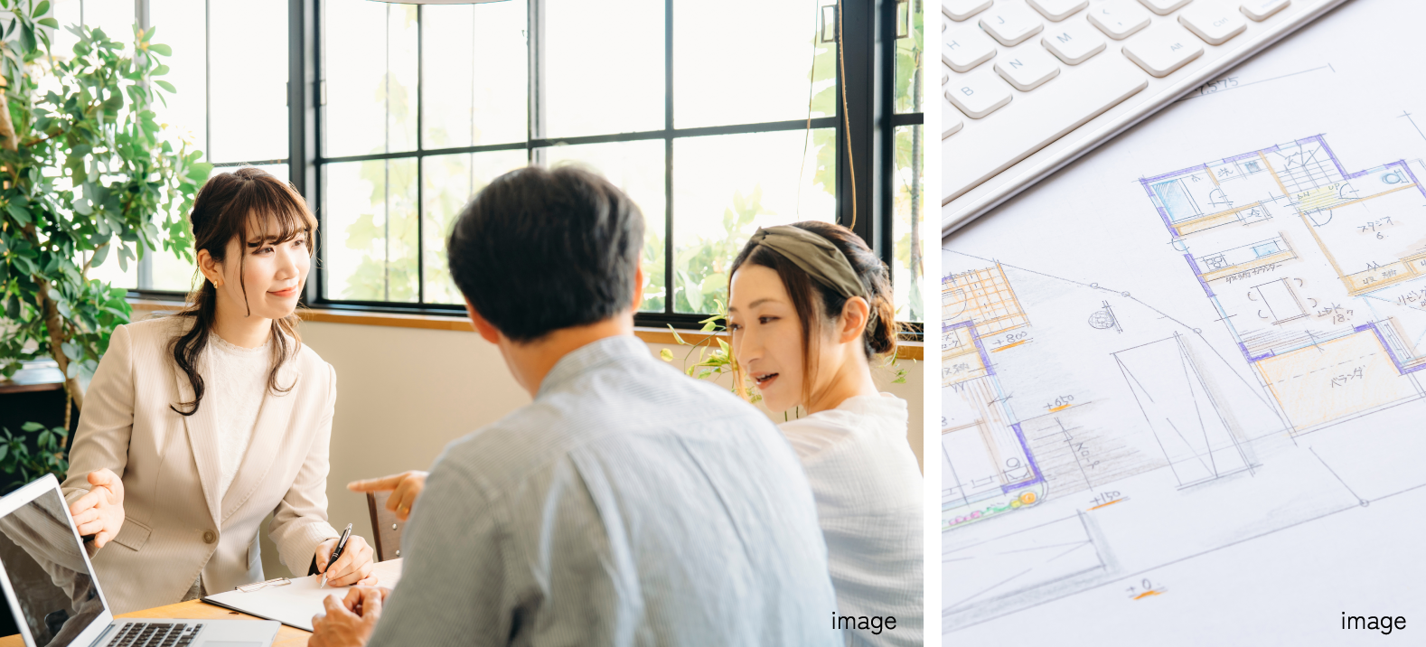 窓際でスタッフとお客様が相談している様子と住宅の図面が置かれたデスクの写真