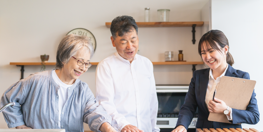住まいについて相談する夫婦と担当スタッフの写真