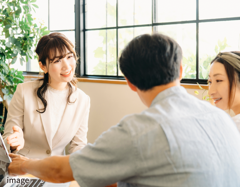 スタッフが机越しに顧客に説明している様子の写真