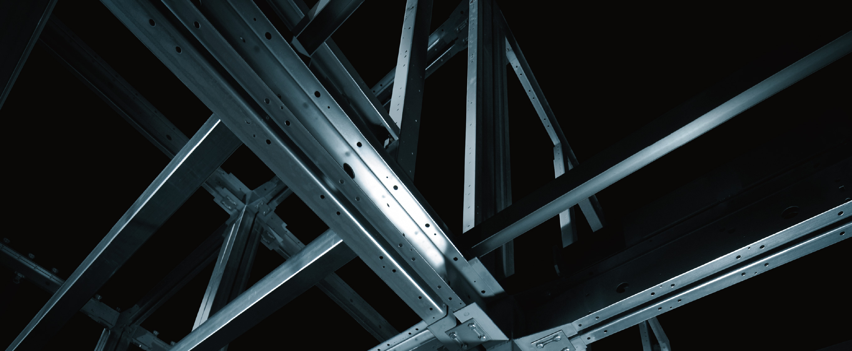 庭でくつろいでいる女性の画像