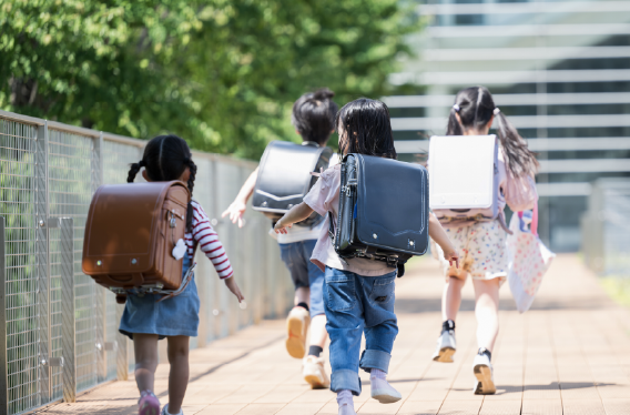 ランドセルを背負って登校する子どもたち