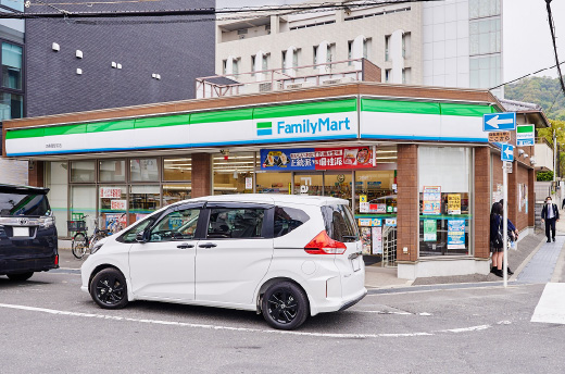 ファミリーマート四条畷駅前店の写真