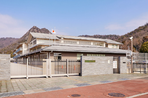 東近江市立箕作小学校の外観写真