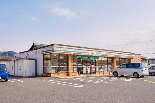 セブン・イレブン 八日市小脇店の外観写真