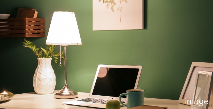 書斎でパソコンを開いているイメージ写真